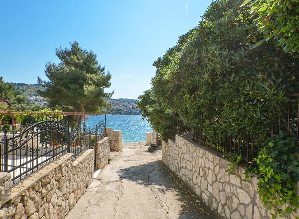Image 3811592 - 6