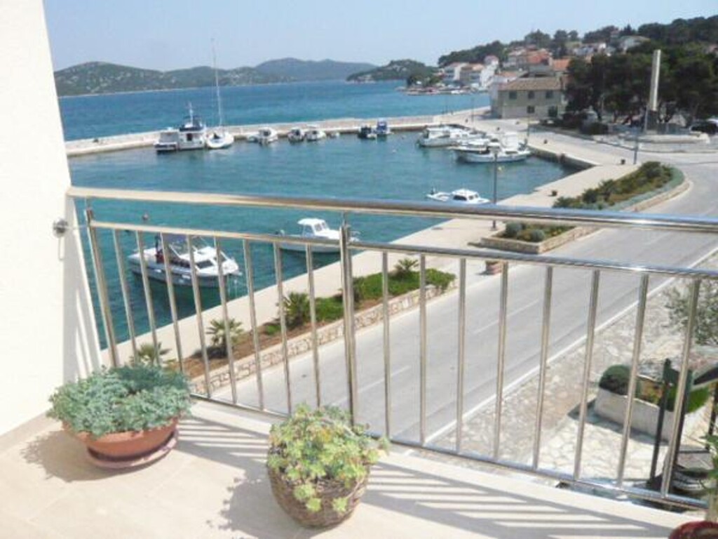 Image 3838957 - 6