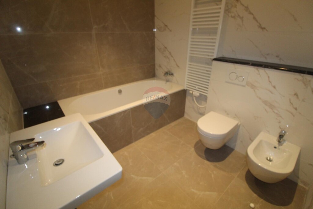Image 5425627 - 9