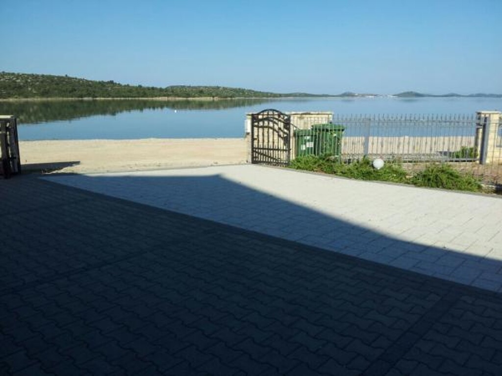 Image 3813868 - 1