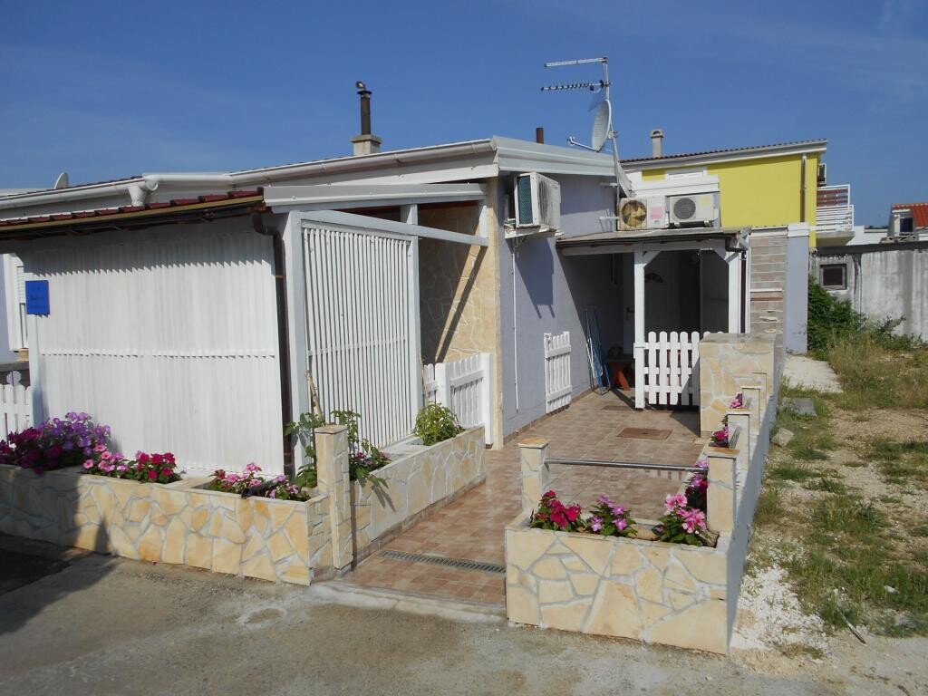 Image 3813930 - 7