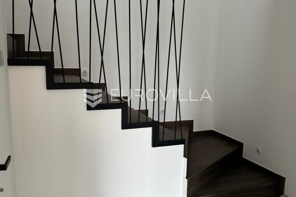 Image 6107434 - 8