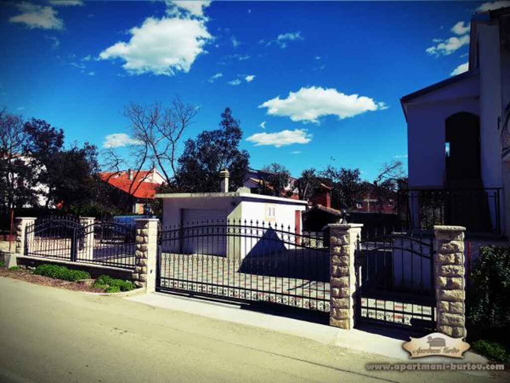 Image 3838700 - 4