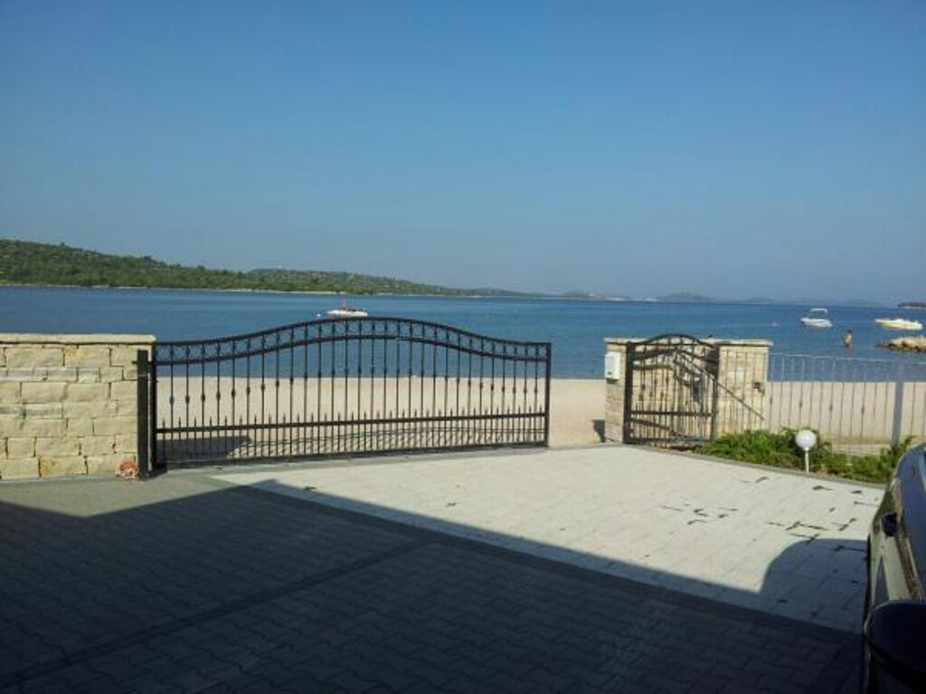 Image 3813868 - 6