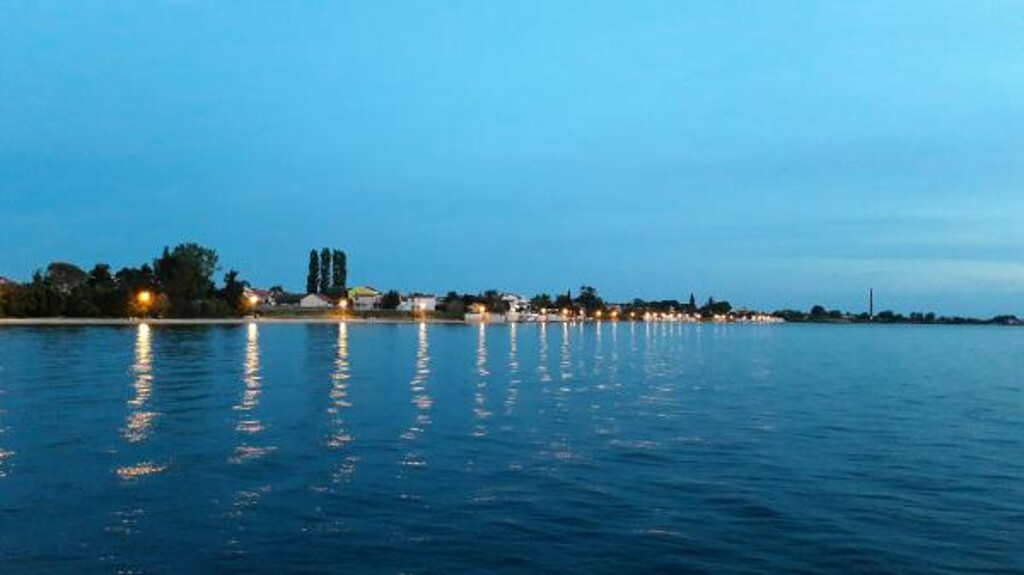 Image 3810951 - 4