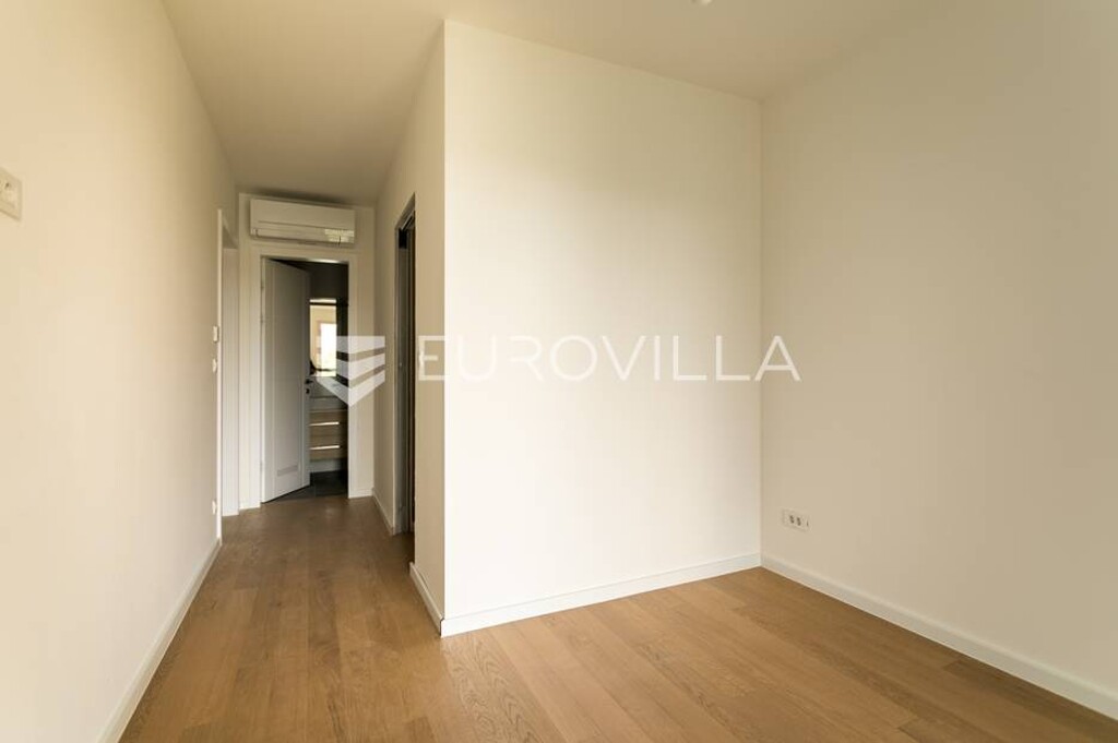 Image 4887876 - 8
