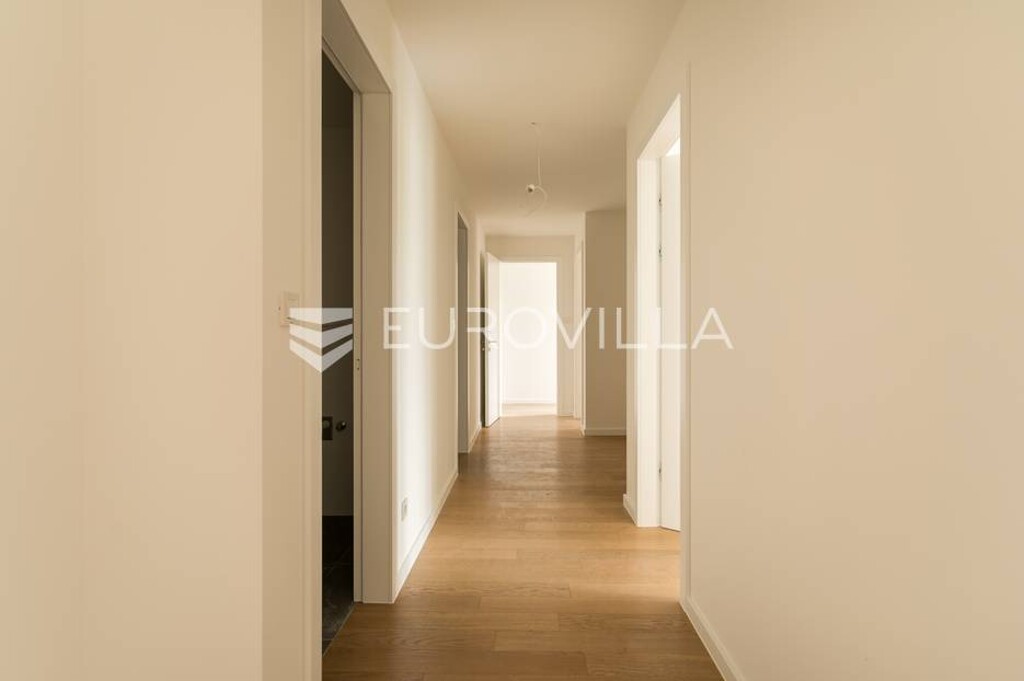Image 4887876 - 3