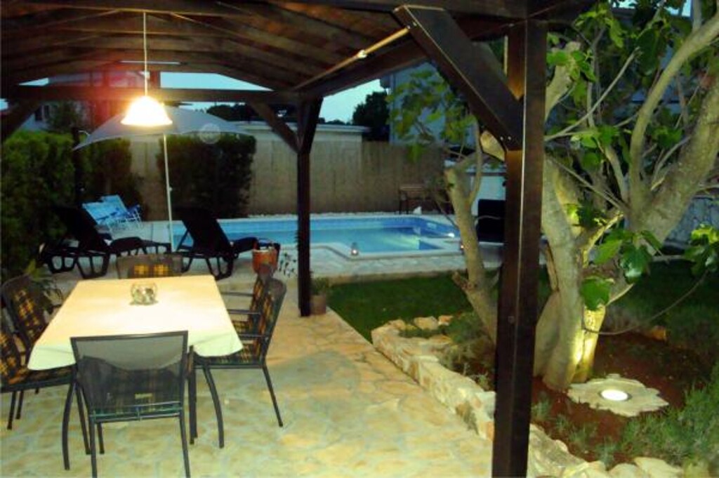 Image 3812823 - 8