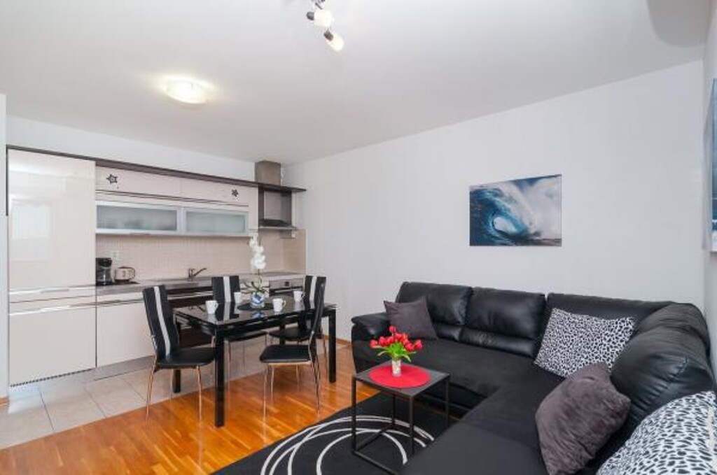 Image 3810923 - 4