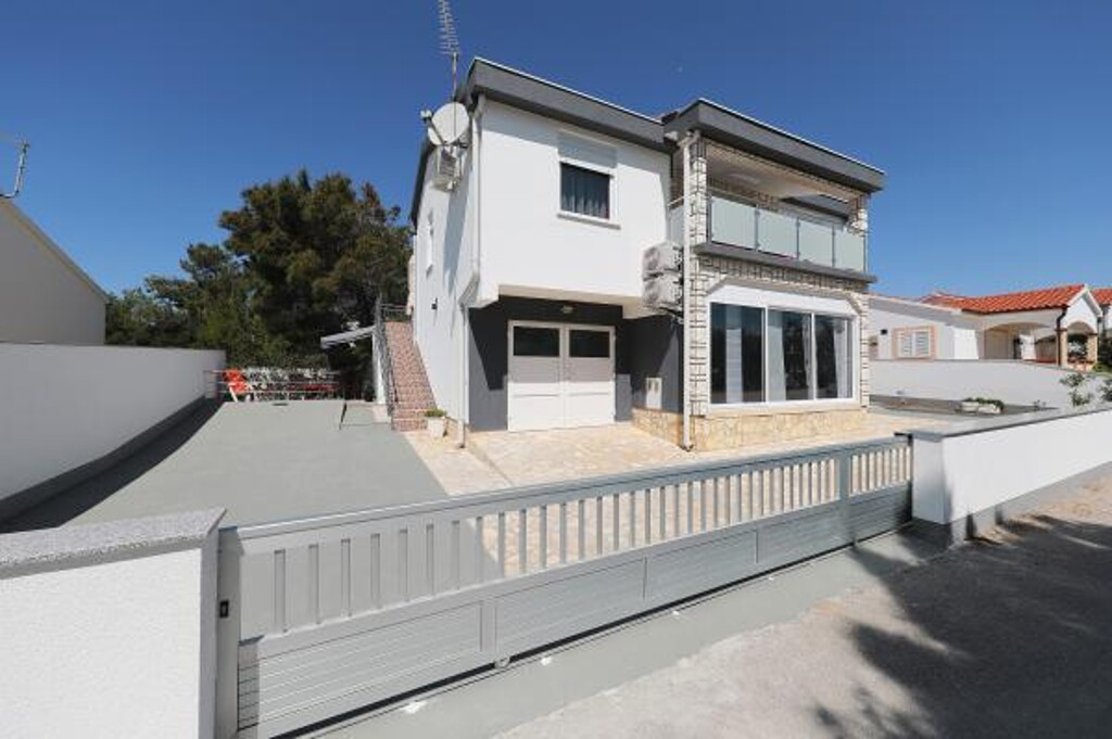 Image 3810755 - 5