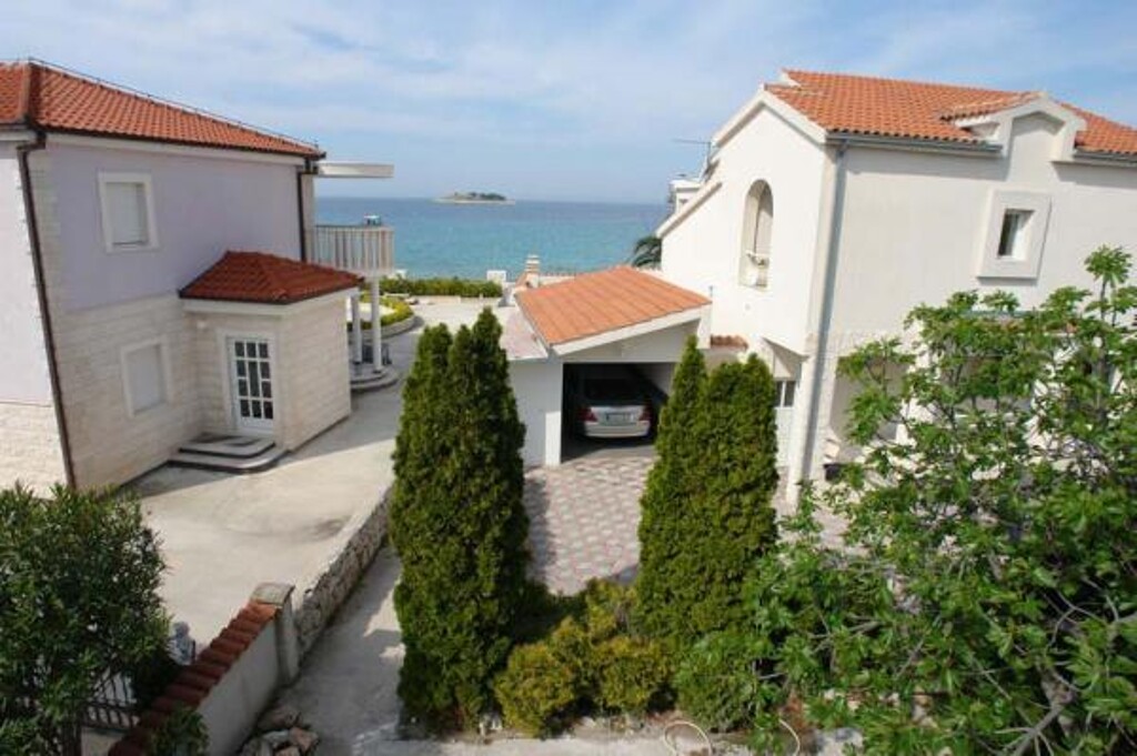 Image 3811823 - 7